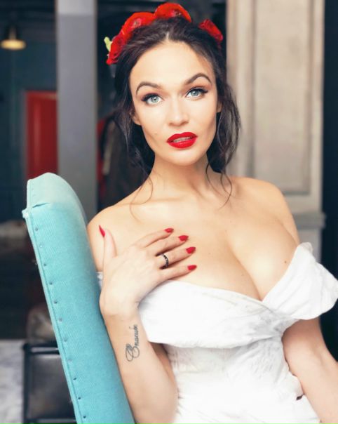 Алена Водонаева продолжает поражать подписчиков глубокими декольте!