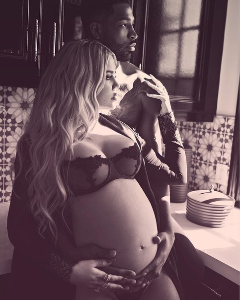Хлоя Кардашьян поделилась новым снимком из фотосессии для беременных. 