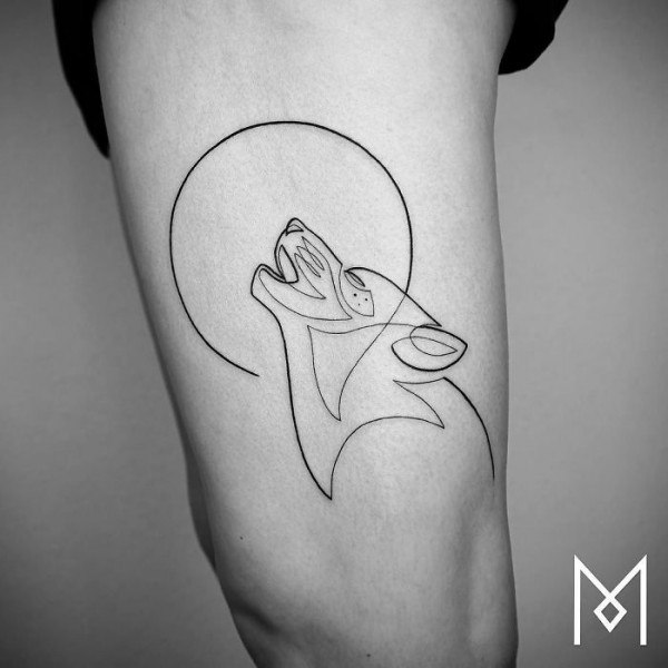 Берлинский художник иранского происхождения Мо Ганжи (Mo Ganji) создаёт изысканные минималистичные тату. В них образы животных, растений, морских волн, рыб, человеческих лиц, выполнены одной непрерывной монохромной линией.