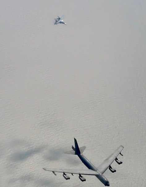 Российский Су-27 перехватывает американский Б-52 над Балтийским морем.