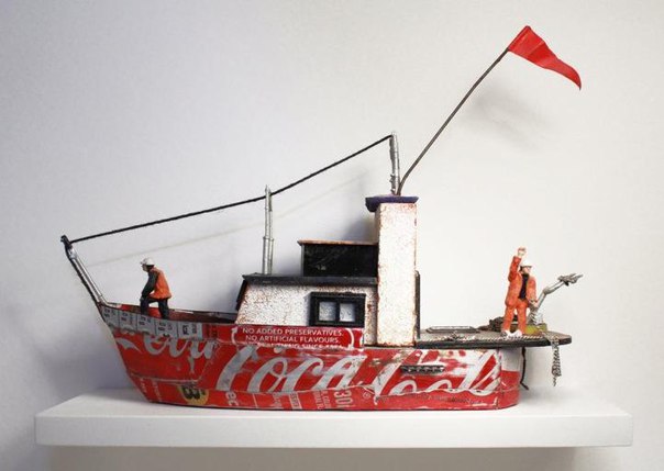 Художник из Великобритании Ник Джоли (Nic Joly) занимается изготовлением витражей, дизайном мебели, делает работы из метала и миниатюрные скульпторы. В серии «Маленькие человечки под ногами» он изобразил жизнь людей величиной с сантиметр, которые занимаются обычными делами. Автор признается, что на эту работу его вдохновил его собственный опыт. Ведь довольно часто приходится ощущать себя таким вот маленьким человечком. Для автора, например, такие чувства рождают нотации родителя, похмелье и уборка Художник из Великобритании Ник Джоли (Nic Joly) занимается изготовлением витражей, дизайном мебели, делает работы из метала и миниатюрные скульпторы. В серии «Маленькие человечки под ногами» он изобразил жизнь людей величиной с сантиметр, которые занимаются обычными делами. Автор признается, что на эту работу его вдохновил его собственный опыт. Ведь довольно часто приходится ощущать себя таким вот маленьким человечком. Для автора, например, такие чувства рождают нотации родителя, похмелье и уборка