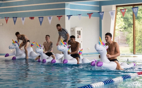 Пока наша сборная сокрушала Египет, сборная Англии устроила гонки в бассейне верхом на надувных единорогах