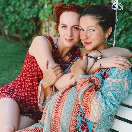 Глубоко беременная певица Нюша со своей любимой сестрой Марией
