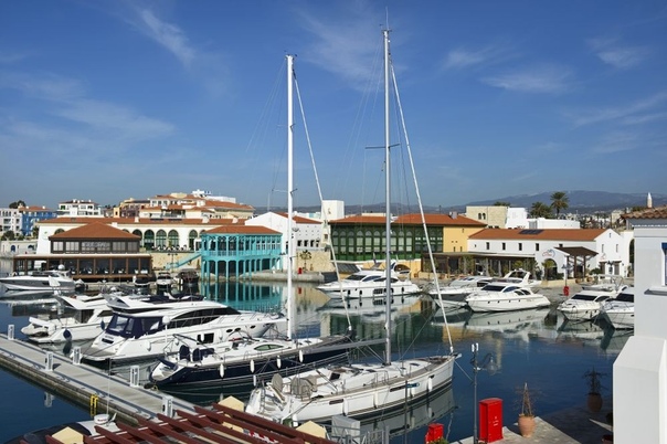 Яхта, Lexus, дача на Кипре: декларации Пенсионного фонда