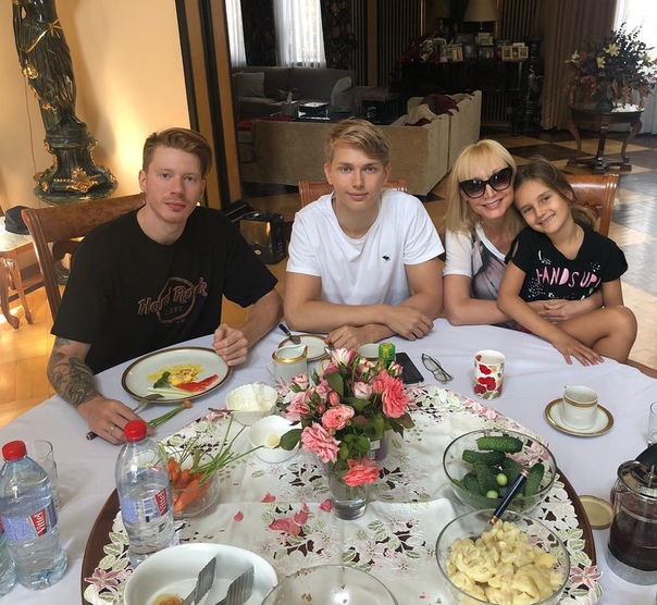Кристина Орбакайте поделилась семейным снимком! 