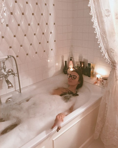 Алена Водонаева поделилась эротическим снимком из ванны!