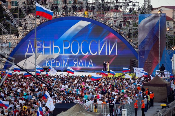 Танцы, песни и матрешки: как в Ялте отметят День России
