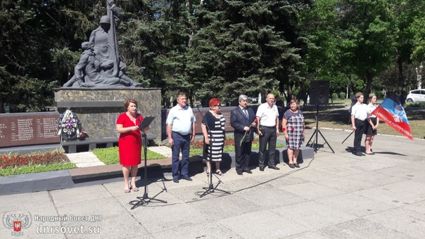 Депутаты Дмитрий Гришин и Виктор Петрович поблагодарили ветеранов Великой Отечественной войны за их подвиг.
