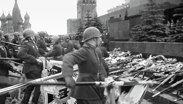 24 июня 1945 года на Красной площади прошел Парад Победы. К подножию Мавзолея брошено 200 фашистских знамен