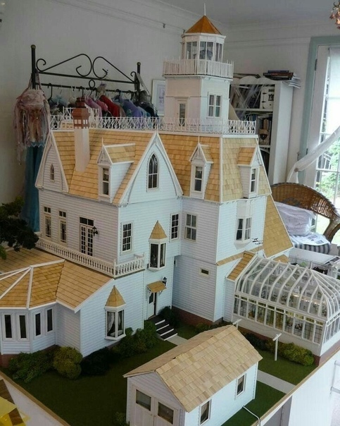 Папа-инженер построил дочери кукольный домик.