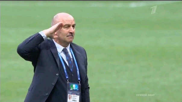 Тренер сборной России в конце матча повернулся в сторону Владимира Путина и сделал этот жест.