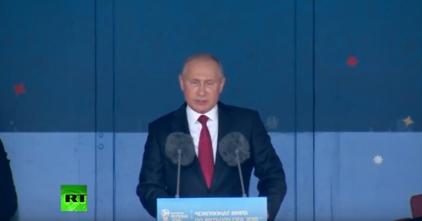 Владимир Путин приветствовал болельщиков и команды на стадионе Лужники