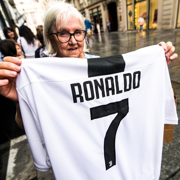 Футболки Роналду в Турине скупают даже бабушки