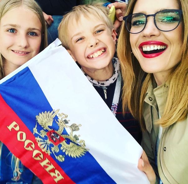 Наталья Водянова посетила матч с семьей! 