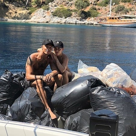 Джереми Микс и Хлоя Грин очистили пляж в Греции от мусора!