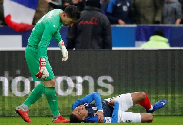 Мбаппе заменили в первом тайме матча с Уругваем из-за травмы