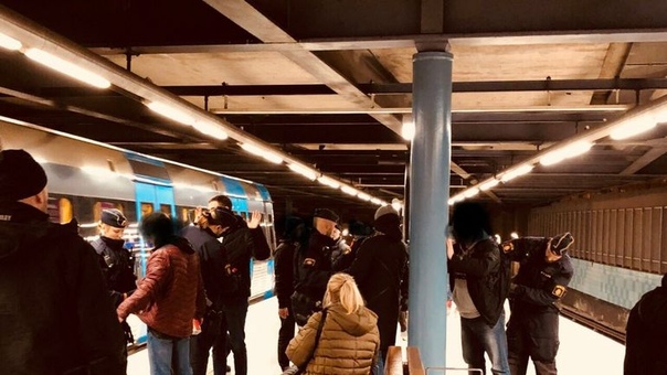  Полицейские обыскивают россиян в метро перед матчем #ШвецияРоссия