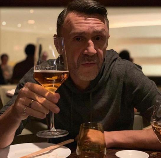 Сергей Шнуров пьет пиво в свой День рождения как аристократ 