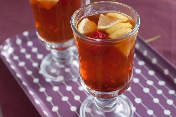 Имбирный чай — очень вкусный, ароматный согревающий напиток. Его можно также пить охлажденным со свежими ягодами.