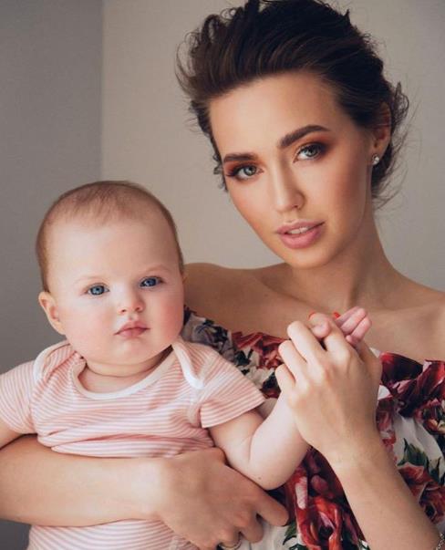Анастасия Костенко поделилась новым снимком с дочкой.