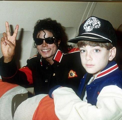 Совместное фото Майкла Джексона и мальчика, которого по слухам он насиловал.