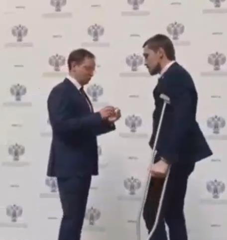 Дима Билан пришел получать звание заслуженного артиста РФ на костылях.