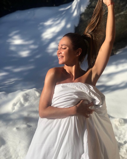 Ольга Бузова выбежала на мороз в одеяле!