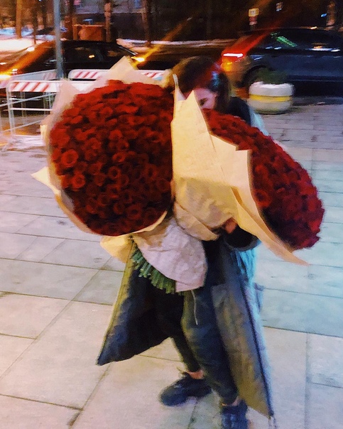 Анну Седокову на 14 февраля прям задарили цветами.