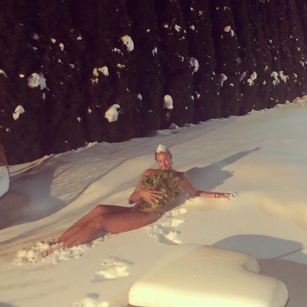 Шальная снегурочка, Анастасия Волочкова, продолжает жечь!