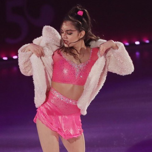 Чемпионка мира по фигурному катанию, Евгения Медведева, устроила эротический танец на льду.