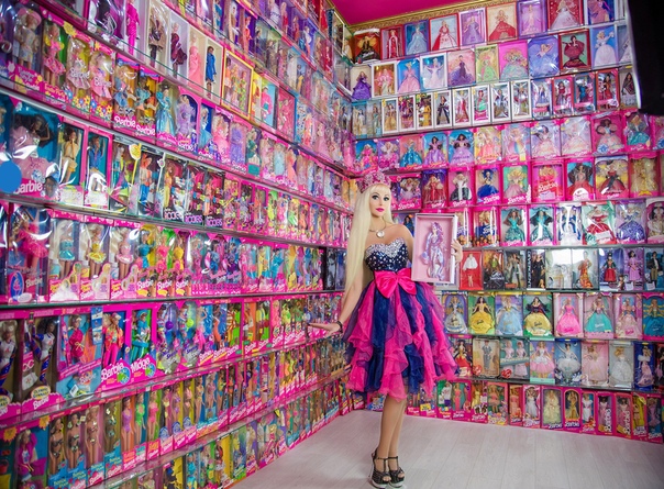 Русская Барби Таня Тузова собрала коллекцию кукол Barbie, стоимостью более 10 млн.рублей, достойную книги рекордов Гиннесса. В ее коллекции 1800 раритетных кукол. На сегодняшний день это самая большая коллекция в России.