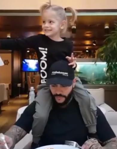 Тимати усадил дочь на шею в ресторане.